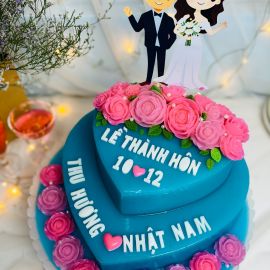 BÁNH SINH NHẬT RAU CÂU 2 TẦNG HOA NỔI VƯỜN HỒNG TRÊN NỀN XANH CHO NGÀY CƯỚI - GELLI – G0618026